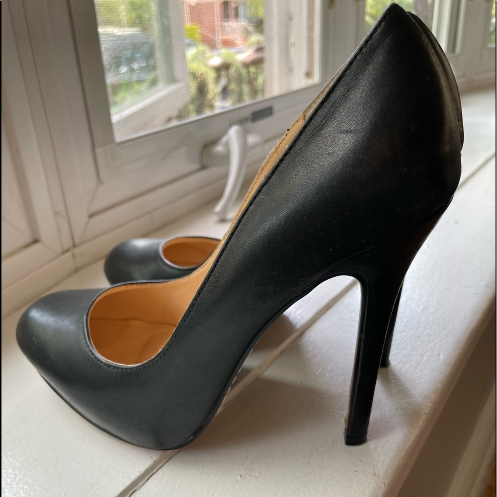 Dolce Viita -Black leather heels see photo for height. Great condition!